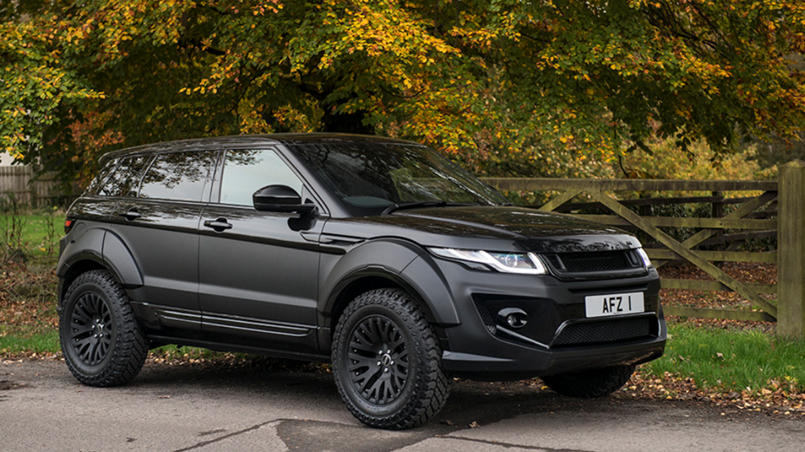 Kahn-Evoque-Cooper-Discoverer-ST_MAXX-Countryside-Road.png